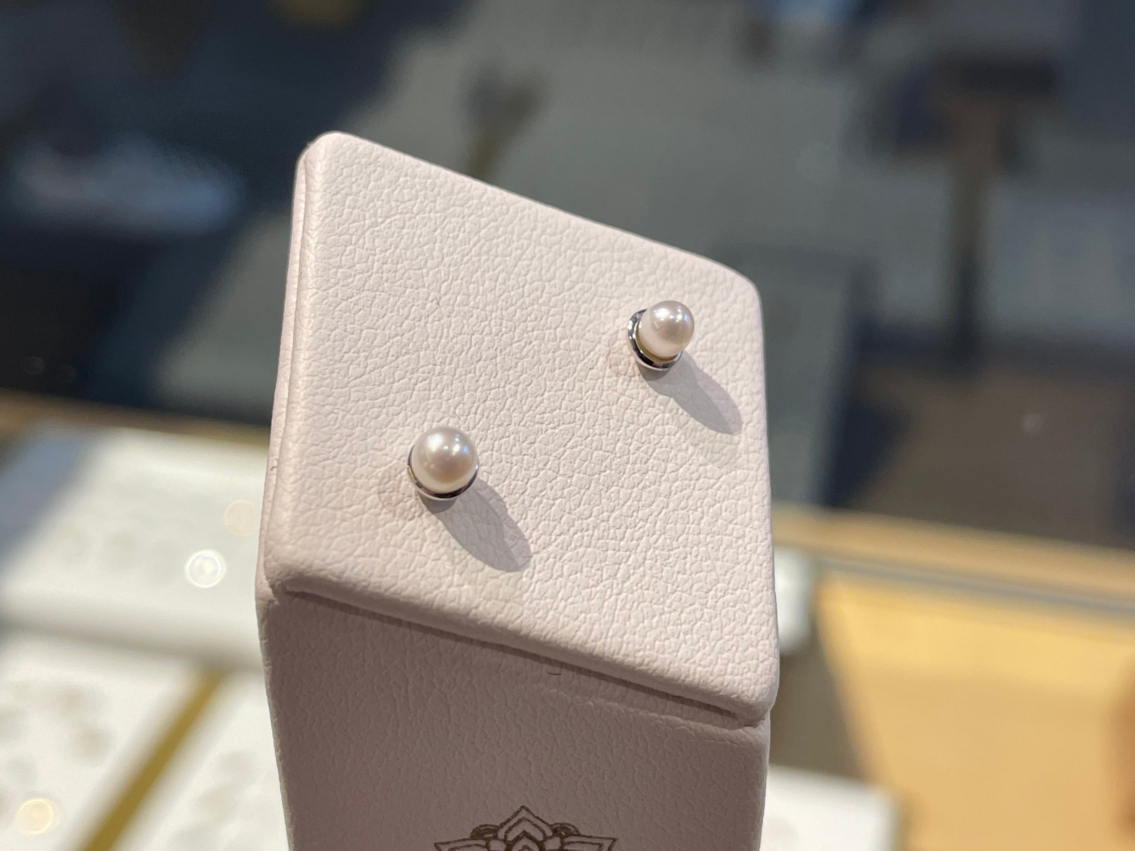 Lacey (Pearl) by Junipurr